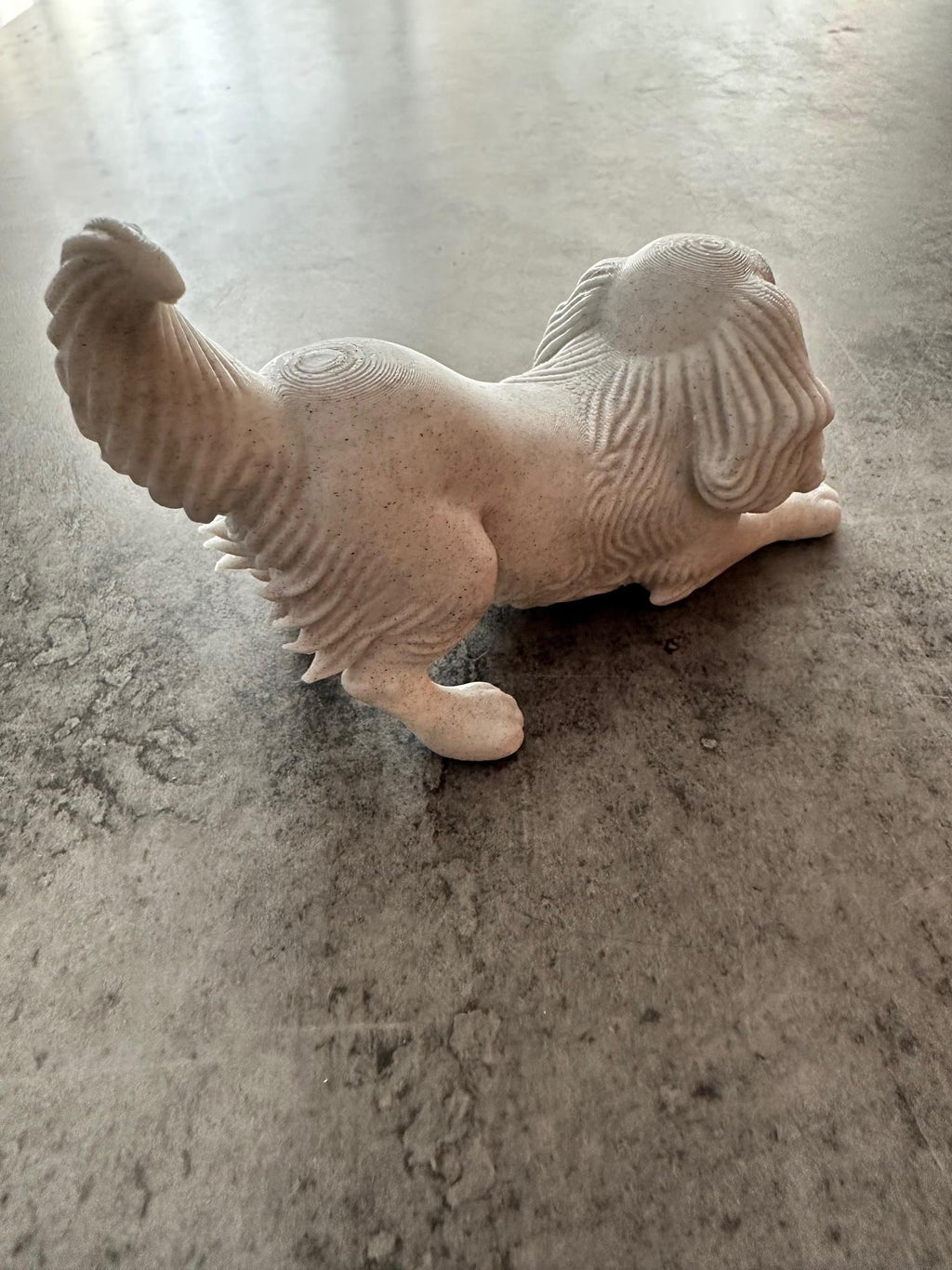 Statue Cavalier King Charles qui joue – Figurine Chien