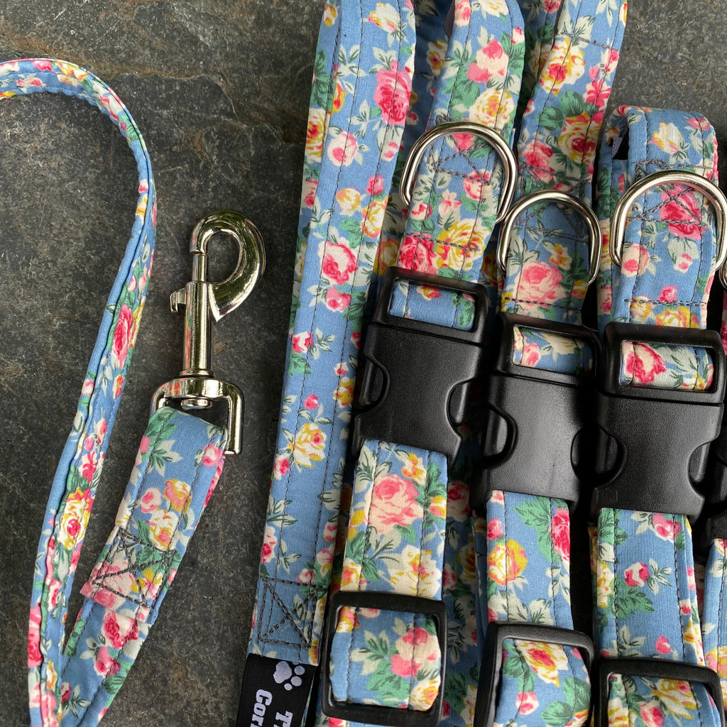 Colliers, laisses et harnais à encolure en coton aux motifs floraux bleus et roses.