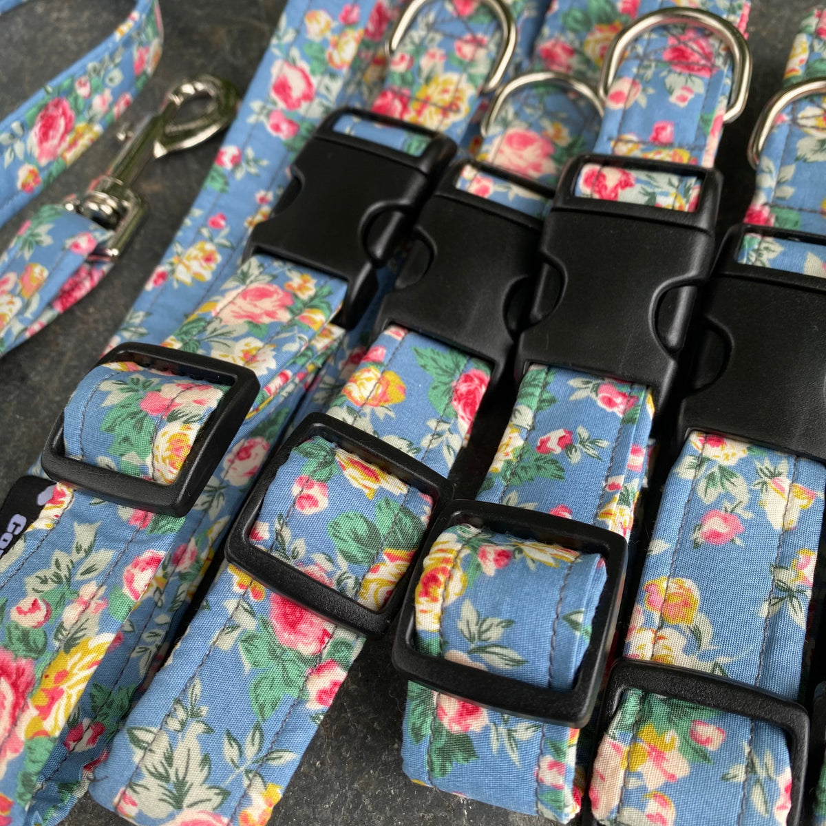 Colliers, laisses et harnais à encolure en coton aux motifs floraux bleus et roses.
