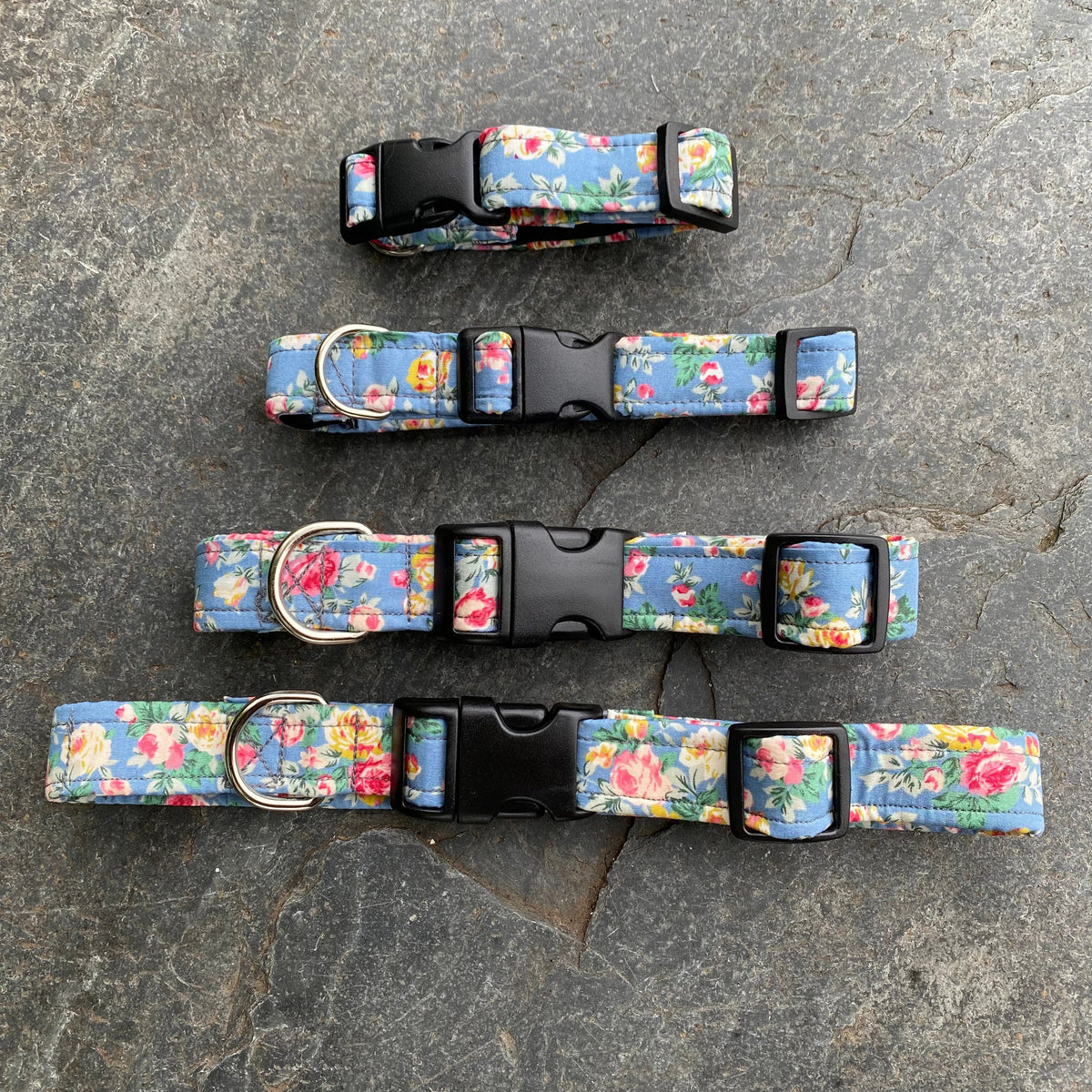Colliers, laisses et harnais à encolure en coton aux motifs floraux bleus et roses.