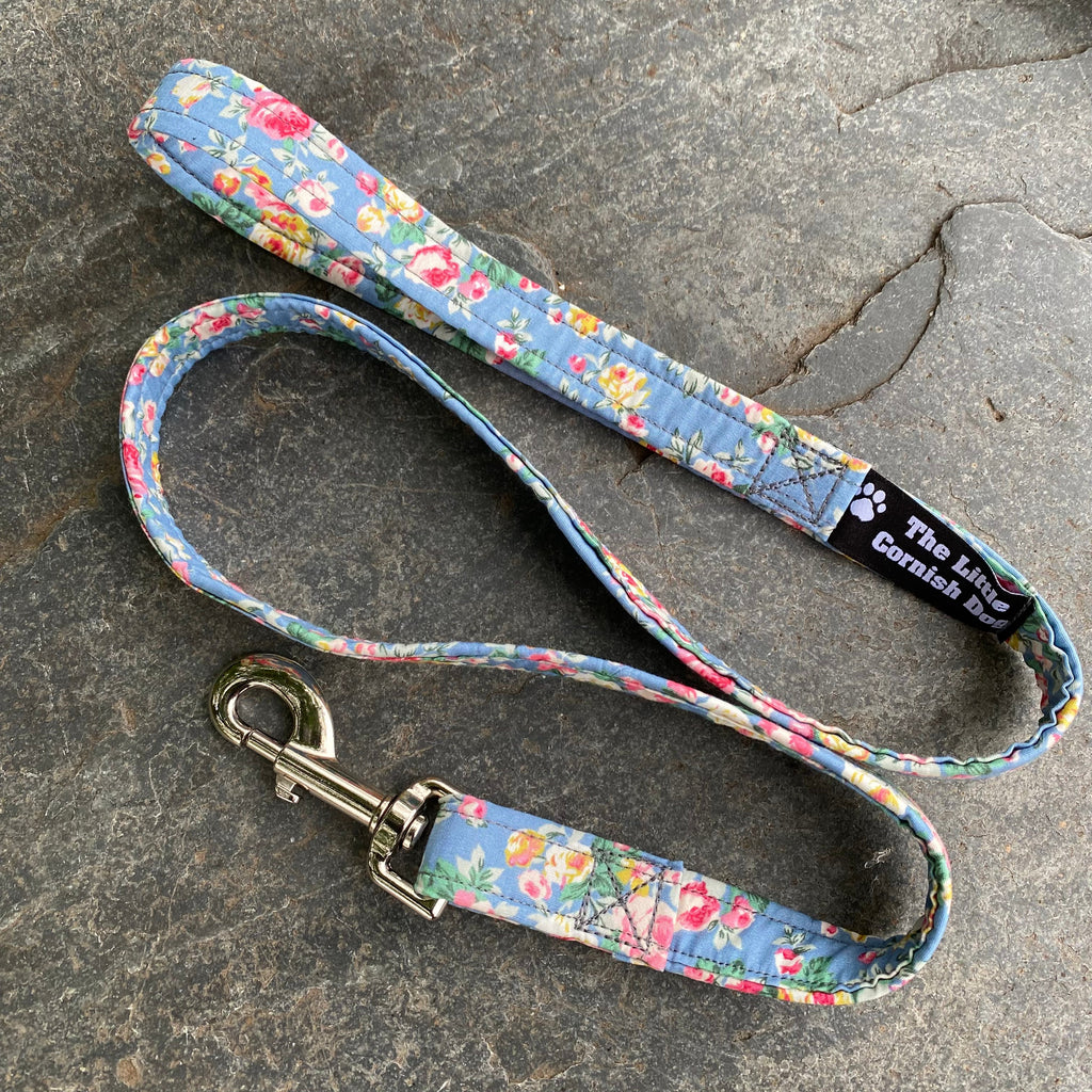 Colliers, laisses et harnais à encolure en coton aux motifs floraux bleus et roses.