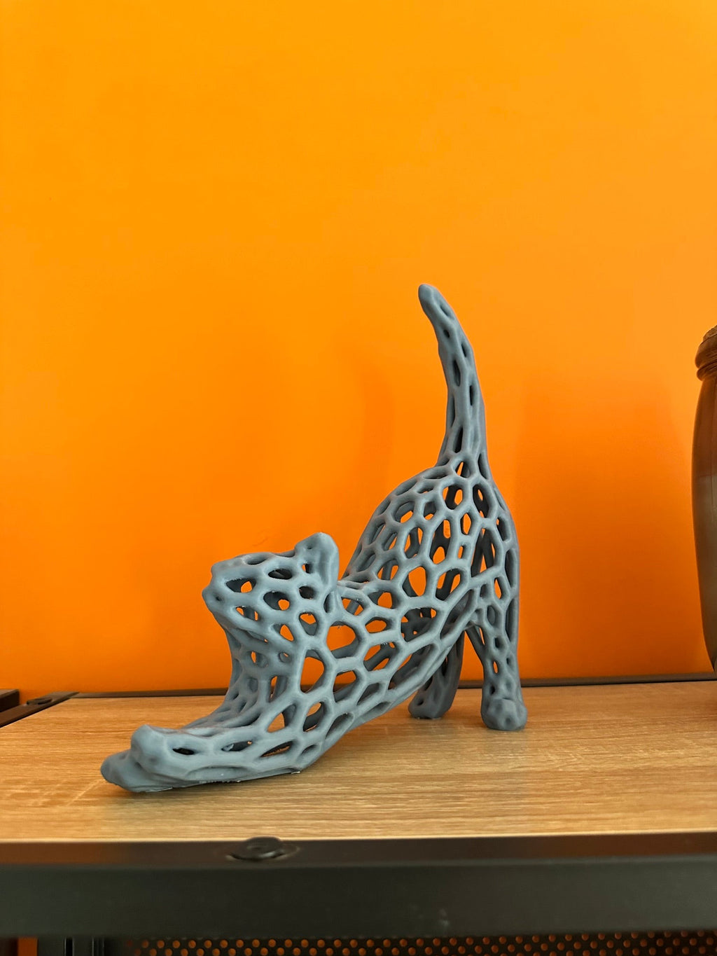 Chat Ajouré en Étirement – Statue Décorative Moderne